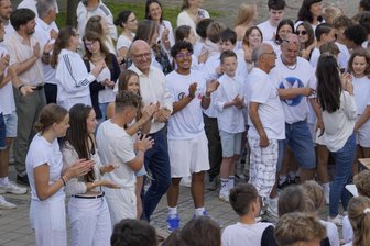 Darum kamen die Schüler des Chemnitzer Sportgymnasiums am letzten Schultag alle in Weiß - Alle in Weiß: Am Sportgymnasium war der letzte Schultag ein besonderer.