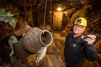 Darum läuteten die Kirchenglocken Donnerstagnacht in Plauen - Gert Müller, Chef des Vogtländischen Bergknappenvereins zu Plauen, zeigt die Hülle einer Fünf-Zentner-Bombe im Luftschutzmuseum Meyerhof.