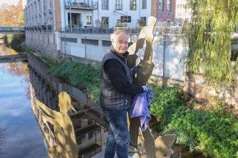 Peter Kallfels säubert sein Kunstwerk "Angler" in der Chemnitzer Innenstadt.