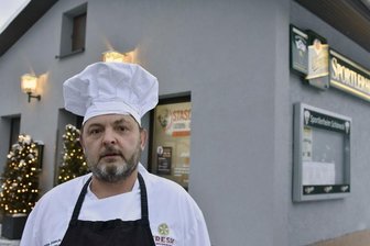 Darum schließt die Gaststätte im Sportlerheim in Schöneck - Andreas Stasch vor dem Sportlerheim Schöneck. Wegen Personalmangel muss er die Gaststätte aufgeben.