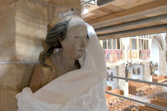 Darum sind die klugen Jungfrauen im Freiberger Dom gerade verhüllt - Die klugen Jungfrauen werden an einem Pfeiler im Freiberger Dom während Restaurierungsarbeiten mit Spezialtüchern verhüllt.