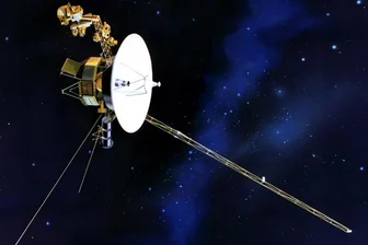 Darum sind die Teleskop-Zwillinge Voyager für die Nasa immer noch so wichtig - Undatierte Illustration zur amerikanischen Raumsonde «Voyager 1». Die «Voyager»-Zwillinge sind die am weitesten von der Erde entfernten menschengemachten Objekte. Rund 45 Jahre sind die Sonden schon unterwegs, inzwischen in zuvor unerkundeten Regionen.
