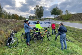 Darum steht ein Banner zwischen Freiberg und Hilbersdorf - Radfahrenthusiasten haben am Donnerstag ein Plakat an der Straße von Freiberg nach Hilbersdorf angebracht, auf dem sie den Bau eines Radweges an der Staatsstraße fordern.