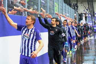 Darum steigt der FC Erzgebirge Aue in diesem Jahr ab - Die Auer Spieler verabschieden sich nach der 1:3-Niederlage gegen Hannover von den Fans, vorn Jan Hochscheidt und Martin Männel.