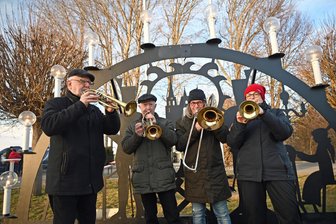 Darum trifft sich die Dorfgemeinschaft Berthelsdorf am Sonntag an der Bushaltestelle - Licht aus zu Lichtmess in Berthelsdorf. Der Posaunenchor Weißenborn musizierte zur Zeremonie am Schwibbogen.