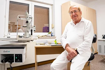 Darum versorgt Augenarzt Hans-Peter Schittkowski mit 84 noch seine Patienten - „Wenn man über 40 ist, sollte man zwei Mal im Jahr zum Augenarzt gehen“, empfiehlt Hans-Peter Schittkowski (84). Davor genüge eine Kontrolle einmal im Jahr.