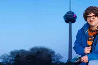 Darum will ein Satiriker den Kölner Fernsehturm sprengen - Autor Chris Sommer in seiner Rolle als Reporter Peter-Stefan Thomas vor dem Kölner Fernsehturm - das "ZDF Magazin vor Ort: Die Colonius-Sprengung" kommt am Freitag. (Handoutbild)