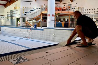 Darum wird das Wasser im Limbomar ab Montag kühler - Badleiter Dirk Schuler während der Sommerpause bei Reinigungsarbeiten im Limbomar. Wenn das Schwimmbad am Montag nach dreiwöchiger Schließzeit wieder öffnet, wird das Wasser in den Becken etwas kühler sein als vorher. 