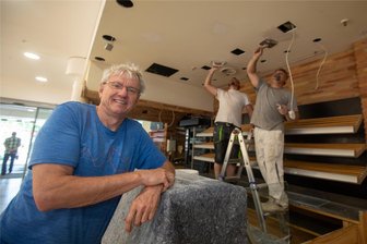 Darum wird in den Plauener Kolonnaden umgebaut - Bäckerei Wunderlich baut um: Roman Wunderlich besuchte die Baustelle am Dienstag. Im Hintergrund Mitarbeiter der Firma Penkert aus Bad Brambach.