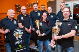 Darum zählt der Skatclub „Vier Wenzel Flöha/Erdmannsdorf“ zu den stärksten Vereinen in Deutschland - Jetzt gibt es endlich auch einheitliche Spielkleidung für die Skat-Sportler des Vereins. Auf dem Rücken die Sponsoren und natürlich: vier Wenzel.