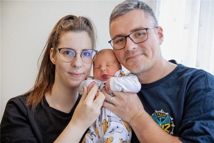 Das 200. Baby im Auer Klinikum heißt Bruno - Glück zu dritt: Michelle Wicklein und Florian Blietz mit dem kleinen Bruno. 