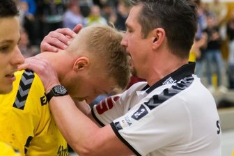 Das Abenteuer 3. Liga nimmt Fahrt auf - Die Oberlosaer Handballer mussten in der Hinrunde immer wieder Rückschläge hinnehmen. Im vergangenen Heimspiel gegen Northeim vergab zum Beispiel Moritz Rahn die Möglichkeit zum Sieg und wurde danach von Trainer Petr Hazl getröstet und aufgebaut.