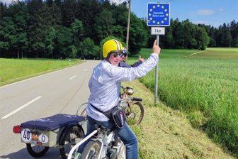 Das Abenteuer ihres Lebens: Auf Europa-Tour mit dem SR2 - Die Vogtländer passieren die Grenze nach Österreich.