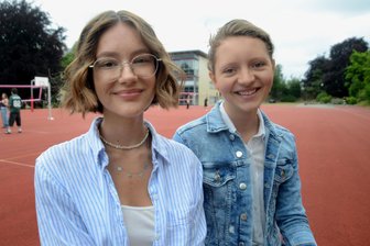 Das Abi in Rodewisch mit 1,0 gepackt: „Hätte ich weniger gelernt, dann hätte sich das nicht richtig angefühlt“ - Lotta Keßler (links) und Louisa Winnig vom Pestalozzi-Gymnasium Rodewisch schließen das Abi mit 1,0 ab. Das gab es nicht geschenkt.