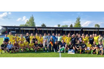 Das älteste Fußballspiel der Region: Der VFC Plauen gleicht bei der SpVgg Bayern Hof aus - Ganz viel Fußballprominenz von Bayern Hof (in Gelb) und vom VFC Plauen (in Schwarz) war am Start.