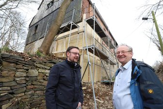 Das älteste Gebäude von Großschirma? Schäferei vor dem Einsturz gerettet - Rolf Weigand (l.) und Gunther Zschommler an der Schäferei in Großschirma.