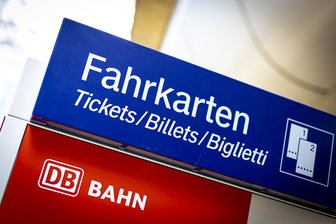 Das ändert sich im April - was Sie jetzt wissen müssen - Der Verkauf des 49-Euro-Tickets soll am 3. April offiziell starten. Ab dem 1. Mai können Kundinnen und Kunden das bundesweite Nahverkehrsticket dann voraussichtlich in Bussen und Bahnen nutzen.