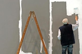 "Das Alter an sich gibt es nicht mehr" - Eine Möglichkeit der Teilhabe: Älterer Herr weißt Wand.