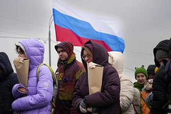 Das andere Russland: Stimmen gegen den Krieg - Menschen standen Mitte Februar Schlange, um ein Jahr nach dem Tod des russischen Oppositionsführers Alexej Nawalny Blumen an seinem Grab auf dem Borisowskoje-Friedhof in Moskau niederzulegen.