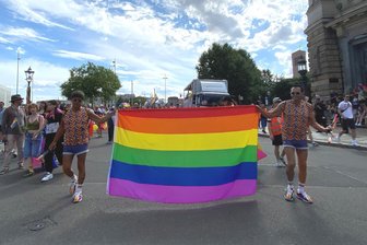 Das andere Sachsen: Knapp 20.000 Teilnehmer beim CSD in Leipzig, Schiffbruch für Rechtsextremisten - Leipzig im Zeichen der Regenbogenfahne: Knapp 20.000 Teilnehmer demonstrierten bei der Christopher-Street-Day-Parade am Samstag in Leipzig für sexuelle Selbstbestimmung und Vielfalt.