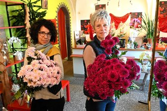 Das Aus nach 55 Jahren: „Blumen am Markt“ in Hainichen schließt noch vor Weihnachten - Sylvia Schmidt und ihre Mitarbeiterin Steffi Beyer (l.) öffnen am Samstag zum letzten Mal den Laden „Blumen am Markt“ in Hainichen. Beide Frauen waren hier schon zu DDR-Zeiten tätig, nun winkt der Ruhestand. Einen Nachfolger hat die Inhaberin nicht gefunden.
