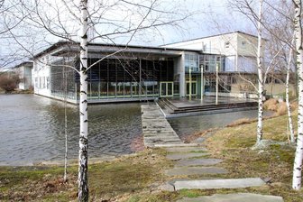 Das Ausbildungszentrum der Justiz in Niederbobritzsch präsentiert sich am Samstag der Öffentlichkeit - Blick über den künstlichen See hin zum Hauptgebäude des Ausbildungszentrums der Justiz in Niederbobritzsch.
