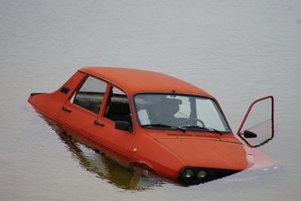 Das Auto im Scheibe-See - Ein Dacia ist in den Scheibe-See Hoyerswerda gefahren.