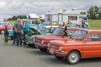 Das Auto mit den wohl meisten Spottnamen: Was Vogtländer an ihren Saporoshez-Oldies lieben - Ein kleines Saporoshez-Treffen gab es am Flugplatz Auerbach.