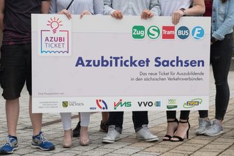 Das Azubi-Ticket kommt - aber nur im Jahresabonnement - Azubis des Beruflichen Schulzentrums für Technik und Wirtschaft in Riesa mit einem Transparent zum künftigen Azubi-Ticket.