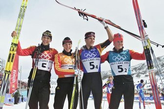 Das Band in die Heimat ist noch sehr eng - Mit 18 Jahren setzte Björn Kircheisen (ganz links) den ersten Paukenschlag: Als frischgebackener Juniorenweltmeister wurde er ins deutsche Olympiateam berufen. Gemeinsam mit (von links) dem Klingenthaler Marcel Höhlig sowie Ronny Ackermann und Georg Hettich holte er in Salt Lake City (USA) Silber im Teamwettbewerb.
