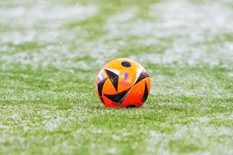 Das Beispiel GGZ-Arena macht Schule: Derby zwischen VFC Plauen und FSV Zwickau verlegt - Fußball im Winter ohne Rasenheizung - keine einfache Sache.