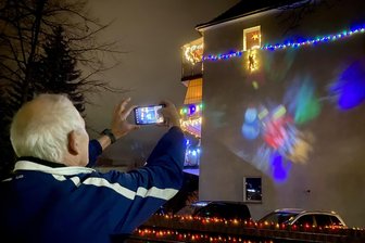 „Das bekloppte Haus von Pölbitz“: An dieser Weihnachtsbeleuchtung in Zwickau scheiden sich die Geister - Hier halten sogar Passanten wie Heiko Heineke an: Das Weihnachtshaus schlechthin in Zwickau.