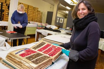 Das Bernsteinzimmer von Braunsdorf - Evelyn Schweynoch mit einem Musterbuch in der Historischen Schauweberei. Die Theaterschneiderin hat Kunstgeschichte studiert und in der Textilsammlung Dresden sowie als Textilkuratorin am Leipziger Grassi-Museum gearbeitet. Im Hintergrund Museumschefin Andrea Weigel. 