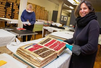 Das Bernsteinzimmer von Braunsdorf - Evelyn Schweynoch mit einem Musterbuch in der Historischen Schauweberei. Die Theaterschneiderin hat Kunstgeschichte studiert und in der Textilsammlung Dresden sowie als Textilkuratorin am Leipziger Grassi-Museum gearbeitet. Im Hintergrund Museumschefin Andrea Weigel. 