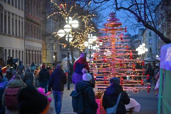 Das Besondere des Lichterfests auf dem Brühl in Chemnitz - Der geschmückte Weihnachtsbaum aus Holzleisten ist der Hingucker beim Lichterfest auf dem Brühl.