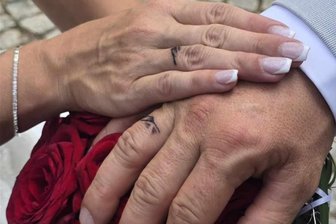 Das besondere Ja-Wort in der Villa Gückelsberg in Flöha: mit Wildblumen und Tattoos - Silvio und Susann Grimm haben bei ihrer Hochzeit auf Ringe verzichtet. Stattdessen gab es Tattoos mit der Silhouette des Berges, auf dem sie den Antrag bekam.
