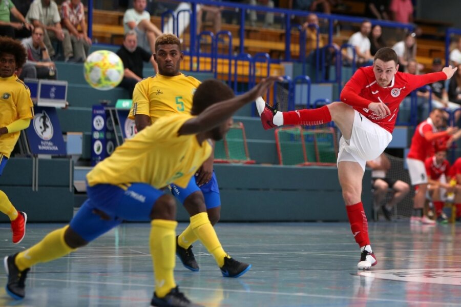 Das besondere Kribbeln vor der Heimpremiere in der Bundesliga - Nach dem Höhepunkt in der Saisonvorbereitung gegen die Salomon-Islands freuen sich Ondrej Mica (rechts) und die Jungs von HOT 05 Futsal auf Besuch aus der Hauptstadt. 