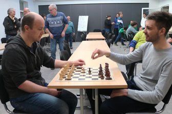 Das besondere Schachturnier mit Rekord in Oederan: Springer, Dame, König, Spaß - Robert Wetzel vom SV Niederwiesa (l.) und Moritz Eidam beim Weihnachtsschachturnier Oederan.