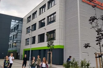 Das besondere Schuljahr - Die sanierte Freiberger "Gottfried Pabst von Ohain"-Oberschule mit Schülern aus der Jahrgangsstufe neun. 