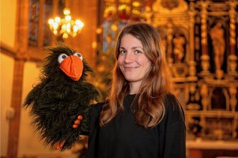 Das besondere Weihnachten nicht nur durch Jesu Geburt - Die Mittweidaer Pfarrerin Nina-Maria Mixtacki mit der Rabe-Handpuppe, die beim Krippenspiel am Heiligen Abend 2021 eine wichtige Rolle spielte. 