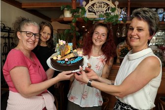 Das beste Softeis im oberen Erzgebirge? Was das Café in Jöhstadt so besonders macht - Mona Burkert (rechts) wird von Familie Schröder mit einer Torte überrascht. Natürlich verziert mit einem Eis.