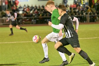 Das Beste zum Schluss: Thalheimer empfangen FC Stollberg zum Derby - Torjäger Tommy Barthold (links), hier im Duell gegen Stollbergs Sven Schönherr, wird den Thalheimern am Sonntag fehlen. Im letzten Heimspiel gegen Meerane war er mit Rot vom Platz geflogen.