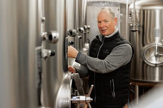 Das Bier zum Fest: Brauerei im Erzgebirge spürt hohe Nachfrage in der Vorweihnachtszeit - Der November und Dezember gehören zu den absatzstärksten Monaten in der Privatbrauerei Specht in Ehrenfriedersdorf. Im Bild: Geschäftsführer Axel Specht an den Tankanlagen, von dort wird das fertige Bier in die Abfüllung geleitet.
