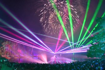 Das bietet das Filzteichfest in Schneeberg: Weltrekordversuch, Feuerwerk und Pumuckl - In die Multimedia-Show am Samstagabend wird ein großes Feuerwerk eingebunden.