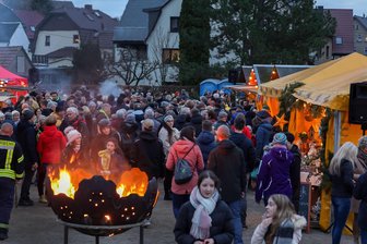 Das bietet der fünfte Falkener Weihnachtsmarkt - Die Feuerschale (hier beim Wintermarkt 2023) hat in Callenberg schon lange Tradition.