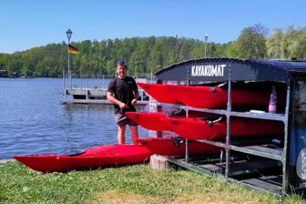 Das bietet der neue Kayakomat an der Talsperre Kriebstein: „Kanu fahren, wann du willst“ - Eric Euchler am Kayakomat an der Talsperre Kriebstein. Hier kann man rund um die Uhr ein Boot ausleihen.