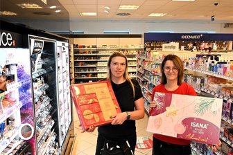 Das bietet der neue Rossmann in Hainichen: Ein Rundgang vor der Wiedereröffnung - Birgit Reiche (l.) und Filialleiterin Kerstin Güldner im modernisierten Rossmann-Markt in Hainichen, links das große Kosmetik-Regal.