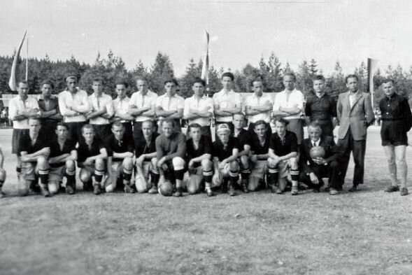 Das bietet die Karfreitagswanderung - Die Mannschaften aus Bayreuth (hinten) und Zwota bei der Platzweihe 1950 auf dem Herrenberg. 