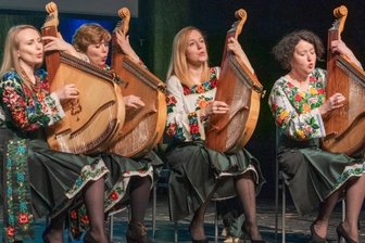 Das bietet Ostern im oberen Vogtland - Sie sind Geflüchtete aus der Ukraine: Die Frauen des Quartetts Goldkehlchen flohen vor dem Krieg aus ihrer Heimatstadt Lemberg/Lwiw und haben mit neun Kindern bei Bayreuth Aufnahme gefunden. Auf Vermittlung von Stefanie Hertel geben sie am Samstag, 16 Uhr im Fürstensaal von Schloss Voigtsberg in Oelsnitz ein Benefizkonzert für ukrainische Familien. Der Eintritt zum Programm unter Schirmherrschaft von OB Mario Horn (CDU) ist frei. Die vier Musikerinnen sind ausgebildete Profi-Sängerinnen und spielen virtuos ein Instrument aus der Ukraine - die Bandura, einer Art Lautenzither. 