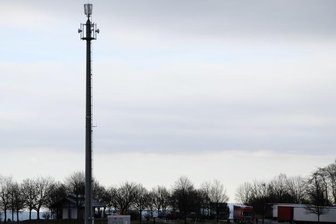 Das Blaulicht-Netz im Vogtland wird stärker - A 72-Raststätte Waldkirchen. Der Funkmast für das Blaulichtnetz wird mit moderner Notstromtechnik ausgestattet.